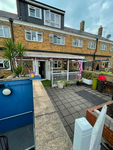 3 Bedroom Maisonette To Rent In Market Way, London, E14