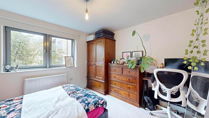 2 Bedroom Flat To Rent In Balham High Road, London, SW17