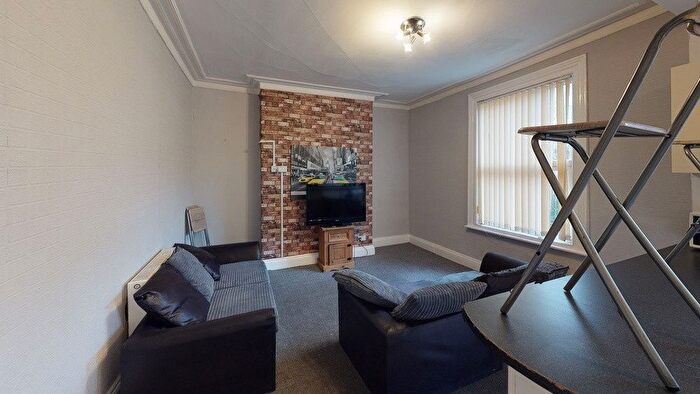 5 Bedroom Flat To Rent In Saint Michael's Terrace, Leeds, LS6