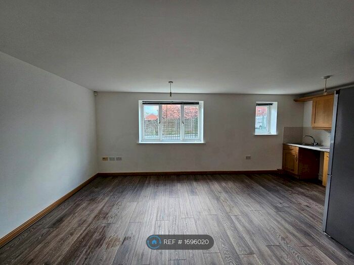 2 Bedroom Flat To Rent In Hill Top Court, Worsley, Manchester, M28