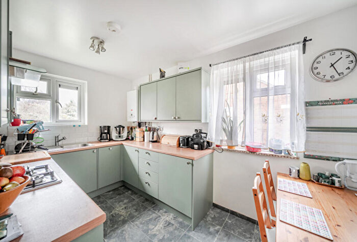 2 Bedroom Apartment For Sale In Grove Lane, Coulsdon, CR5