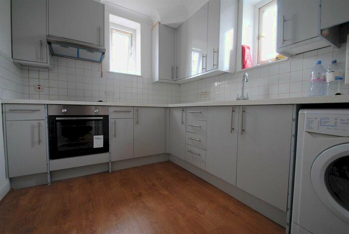 2 Bedroom Flat To Rent In Green Lanes, London, N13