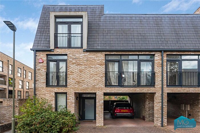 4 Bedroom End Of Terrace House For Sale In Dragons Way, Barnet, EN5