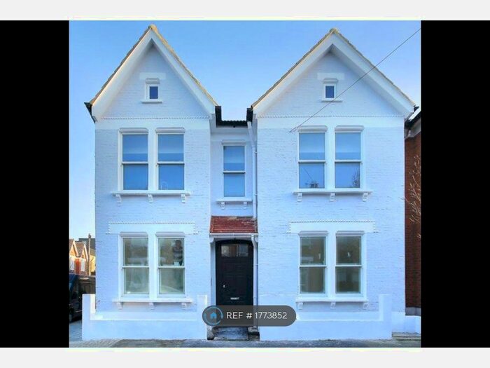 3 Bedroom Flat To Rent In Stirling Road, London, SW9