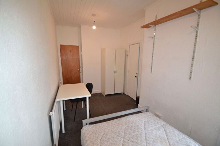 5 Bedroom Semi-Detached House To Rent In Milverton Road, Manchester, M14