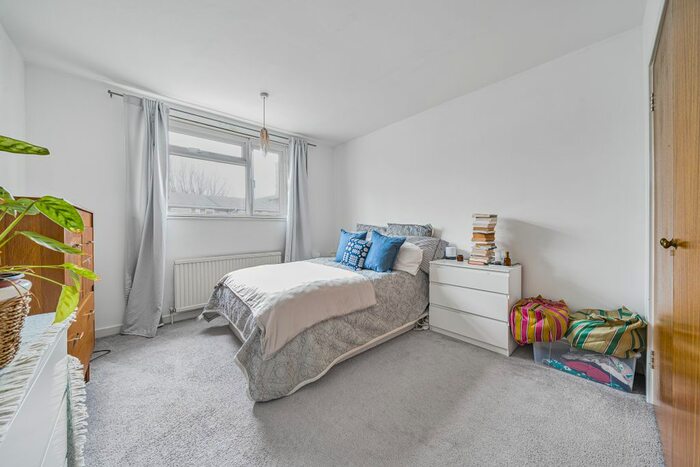 1 Bedroom Flat To Rent In Dryden Court, Renfrew Road, London, SE11