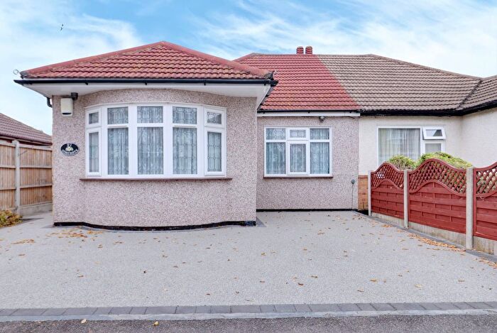 2 Bedroom Semi-detached Bungalow For Sale In Thorn Lane, Rainham, RM13