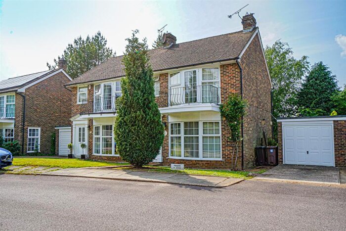 3 Bedroom Semi-detached House For Sale In Abbots Close, Battle, TN33