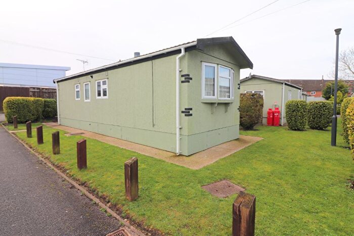 1 Bedroom Park Home To Rent In Nursery Road, Luton, Bedfordshire, LU3