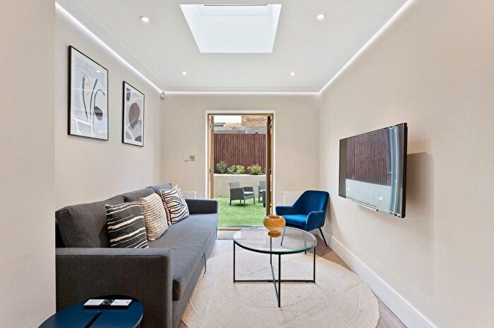 2 Bedroom Flat To Rent In Lancaster Road, Westbourne Park, London, W11