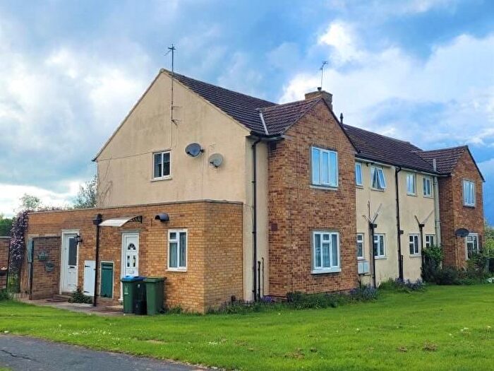 2 Bedroom Maisonette To Rent In Rutherford Road, Aylesbury, HP21