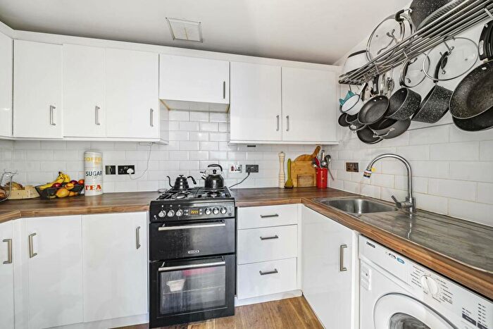 1 Bedroom Flat To Rent In Haynes Close, Southgate, London, N11