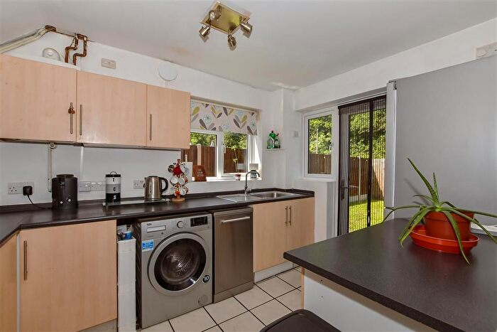 3 Bedroom Semi-Detached House For Sale In Gassons Road, Snodland, Kent, ME6