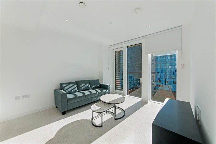 Apartment To Rent In Bouchon Point, Cendal Crescent, E1