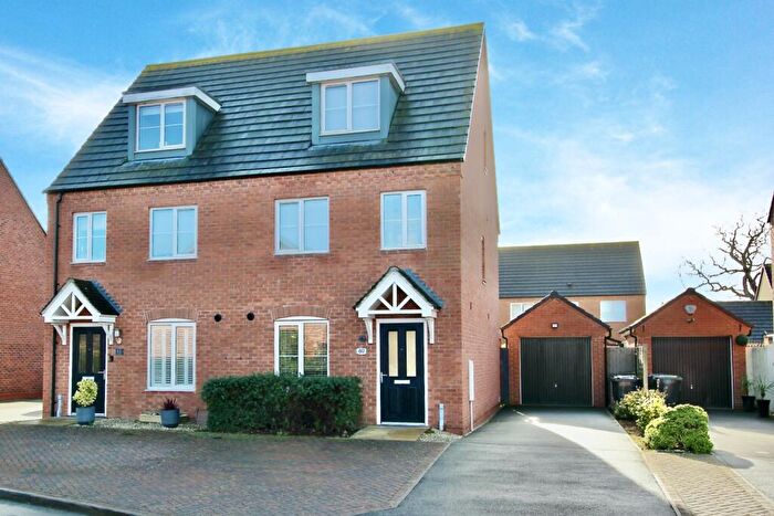 3 Bedroom Semi-Detached House For Sale In Lower Farm Way, Nuneaton, CV10