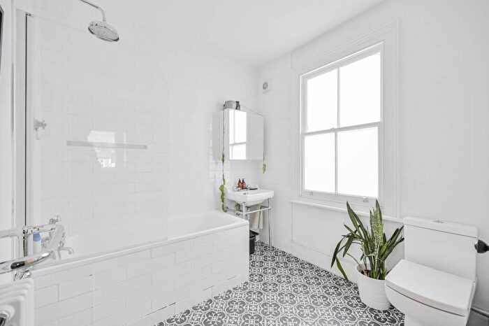 2 Bedroom Flat For Sale In Vicarage Road, Leyton, London, E10