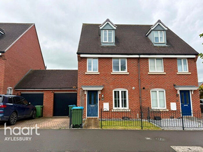 3 Bedroom Semi-Detached House For Sale In Redcurrant Avenue, Aylesbury, HP18