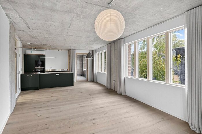 3 Bedroom Flat To Rent In London Lane, London Fields, Hackney, London, E8