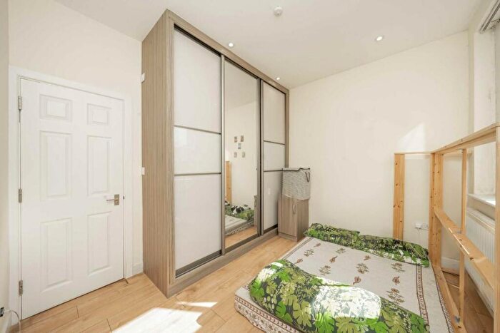 3 Bedroom Flat For Sale In Park Road, London, NW4