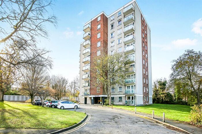 2 Bedroom Flat For Sale In Basinghall Gardens, Sutton, SM2
