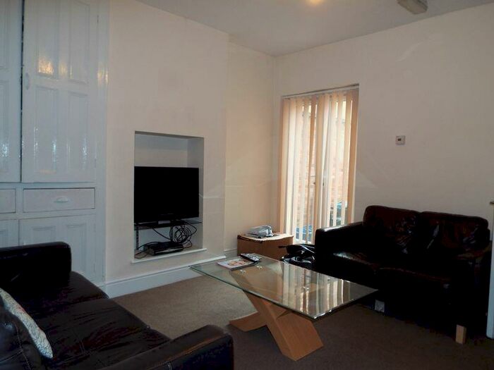 6 Bedroom Semi-Detached House To Rent In Gristhorpe Road, Selly Oak, Birmingham, B29