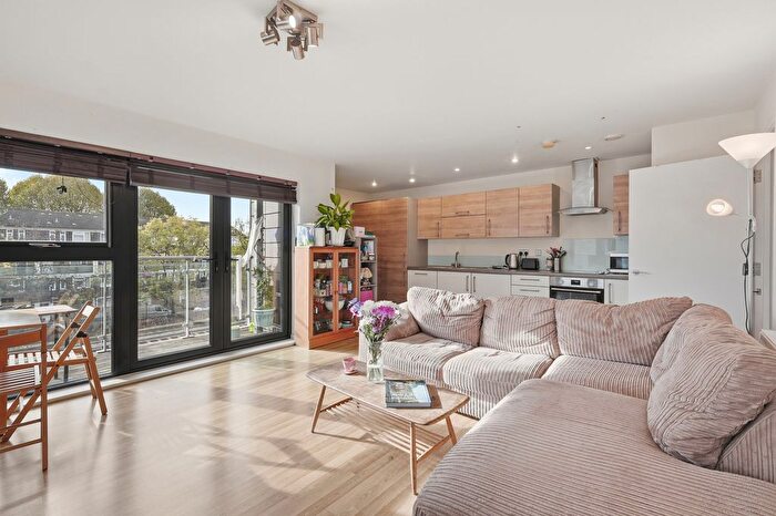 3 Bedroom Flat For Sale In Mostyn Grove, London, E3