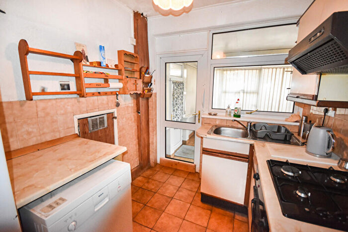 3 Bedroom Semi-Detached House For Sale In Welby Avenue, Nottingham, NG7