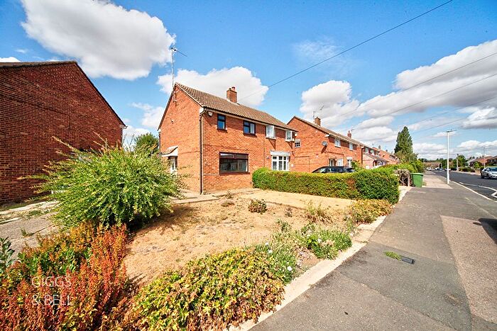 2 Bedroom Semi Detached House For Sale In Chesford Road, Luton, Bedfordshire, LU2