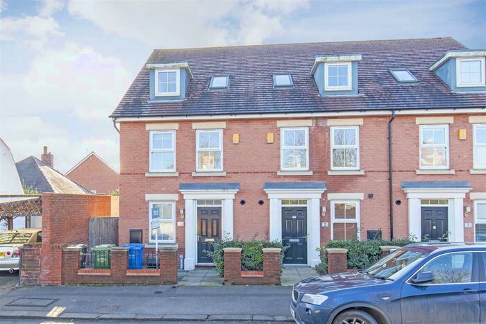 4 Bedroom Town House To Rent In Cross Street Villas, Cross Street, Chesterield, S40