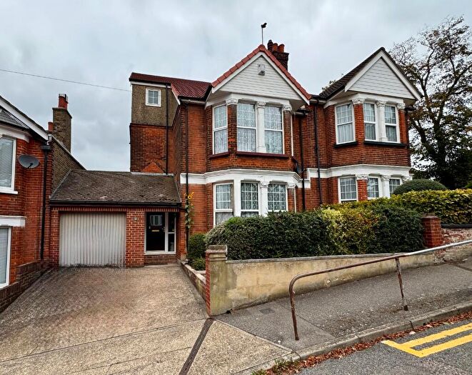 5 Bedroom Semi-Detached House For Sale In Wyles Road, Chatham, Kent, ME4