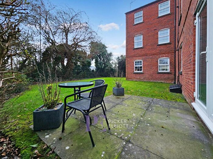 2 Bedroom Flat For Sale In Herons Court Hinckley, LE10