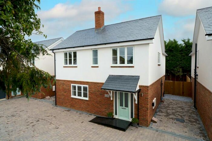 4 Bedroom Detached House To Rent In The Orchard, Alexandra Road, Chipperfield, Hertforshire, WD4