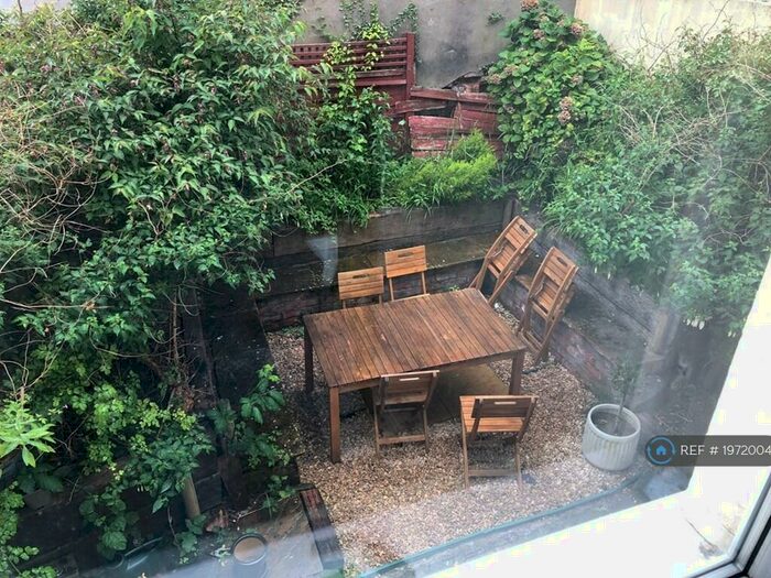 2 Bedroom Maisonette To Rent In Oakfield Grove, Bristol, BS8