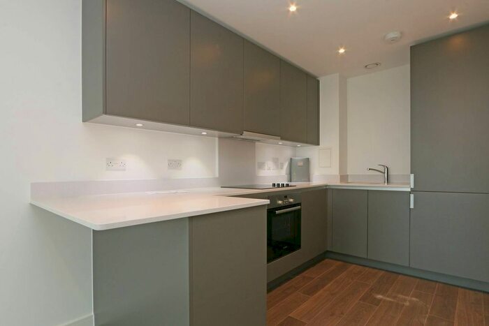 1 Bedroom Flat To Rent In Pinnacle Apartments, Central Croydon, Surrey, CR0
