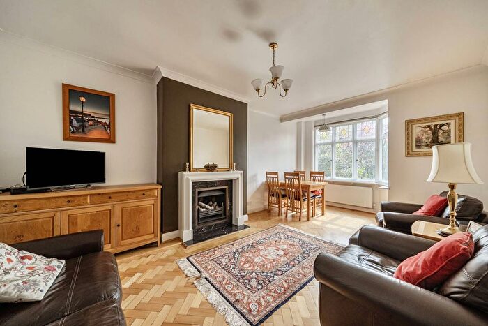 2 Bedroom Flat For Sale In Cambridge Park, Twickenham, TW1
