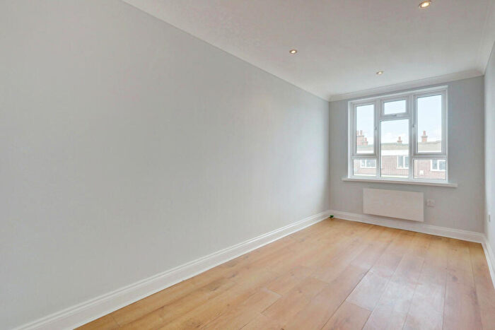 2 Bedroom Flat For Sale In London Road, Hadleigh, SS7