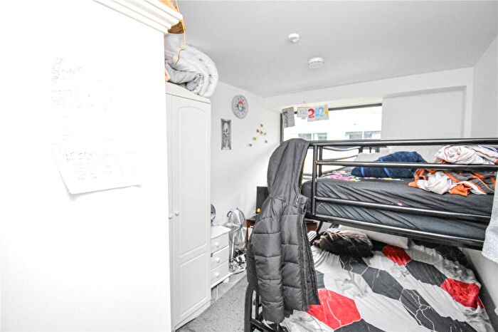 2 Bedroom Apartment To Rent In Carcaixent Square, Newbury, Berkshire, RG14