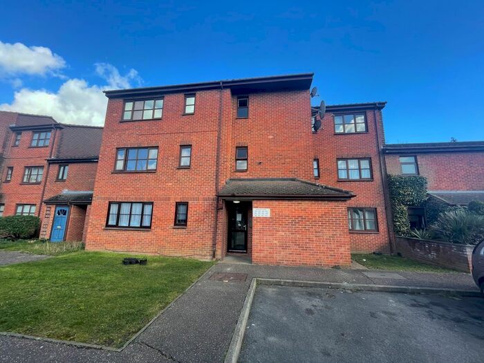 Studio To Rent In Verona Close, Uxbridge, UB8