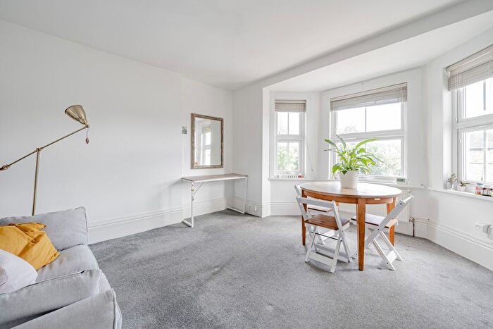 2 Bedroom Flat For Sale In Penge Road, London, SE20