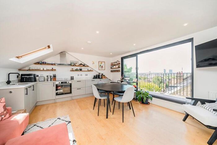 2 Bedroom Flat For Sale In Aubert Park, Highbury, N5