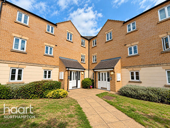 2 Bedroom Flat For Sale In Dainty Grove, Northampton, NN4
