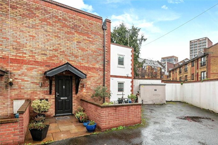 3 Bedroom End Of Terrace House For Sale In Buckingham Mews, London, N1