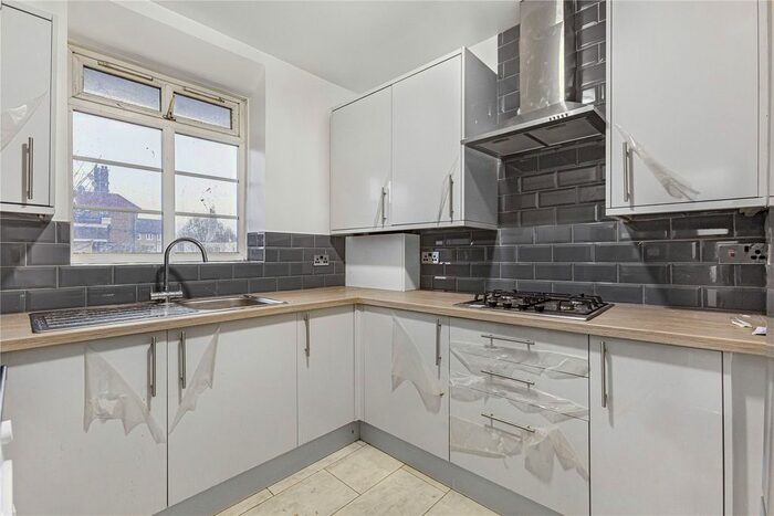 3 Bedroom Flat To Rent In Cresset Road, London, E9