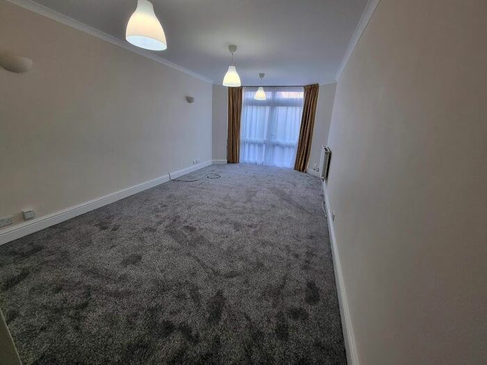 3 Bedroom Flat To Rent In Woodberry Gardens, Finchley, London N12