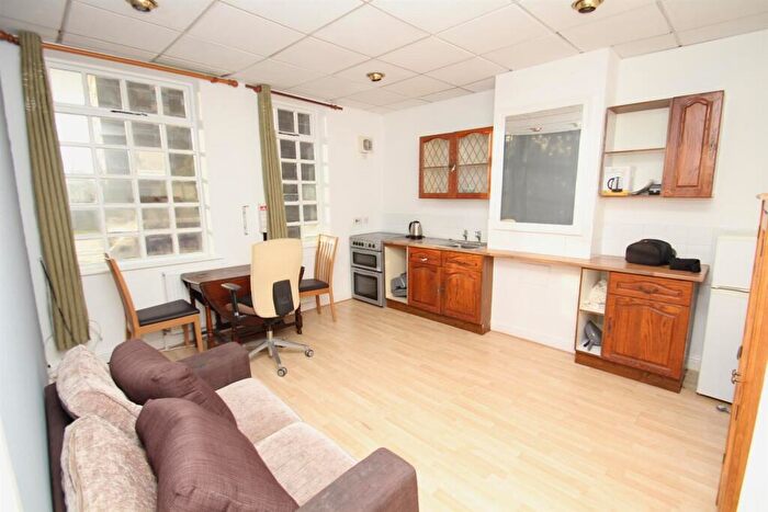 1 Bedroom Flat To Rent In Barton Road, Stretford, M32