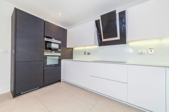 2 Bedroom Flat To Rent In Atwell Court, High Road, London, N12