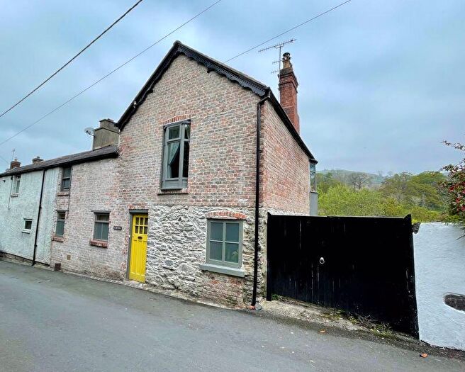 3 Bedroom Semi-Detached House For Sale In Birch Hill, Llangollen, LL20