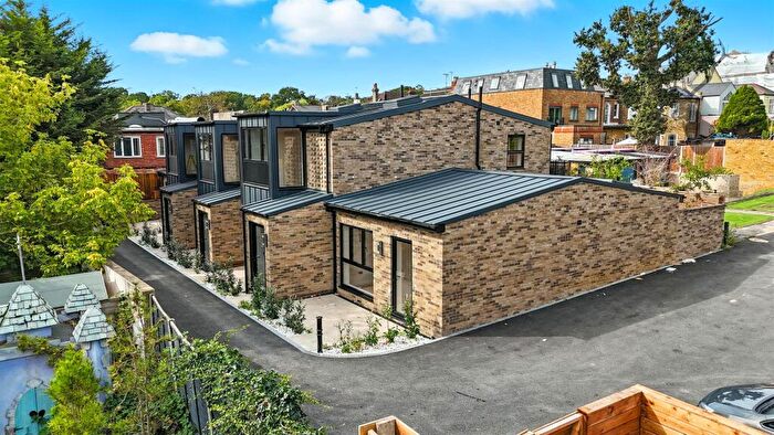 1 Bedroom Apartment For Sale In Queens Road, Buckhurst Hill, IG9