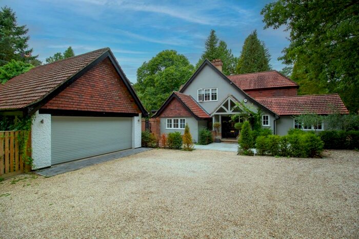 5 Bedroom Detached House To Rent In Reading Road North, Fleet, GU51