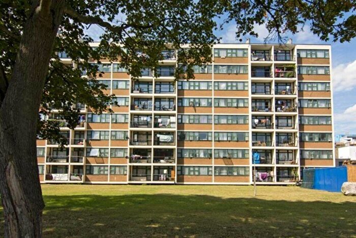 Flat To Rent In Christian Street, Whitechapel, E1